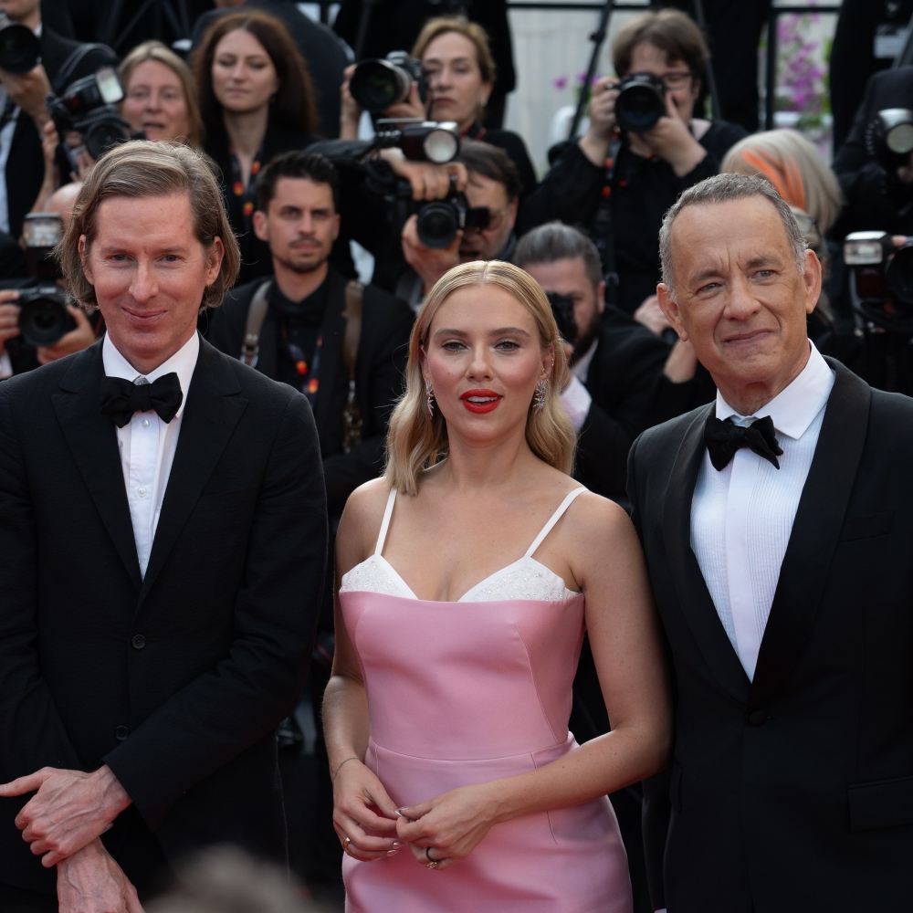 Galleria foto 'Scarlett Johansson, bambola Sexy sul Red Carpet di Cannes: il look Barbiecore fa centro!' - foto 1