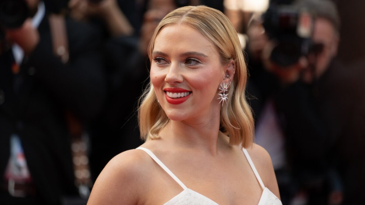 Scarlett Johansson, bambola Sexy sul Red Carpet di Cannes: il look Barbiecore fa centro!