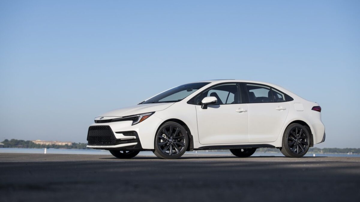 Galleria foto 'Tesla Model 3 vs Toyota Corolla, la Sfida tra le Berline più vendute!' - foto 5