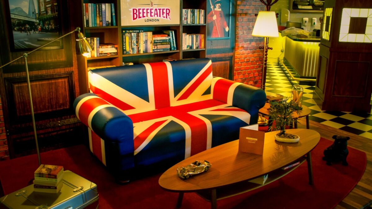 Il fascino della Bandiera inglese a Casa Tua: 10 Mobili e Complementi decorati con l’Union Jack!