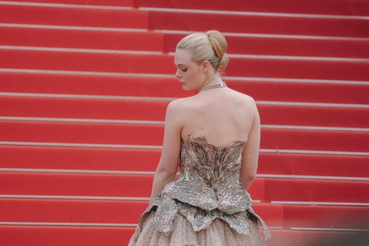 Galleria foto 'Festival di Cannes 2023, Elle Fanning eterea nell’abito di tulle e cristalli firmato Alexander McQueen' - foto 2