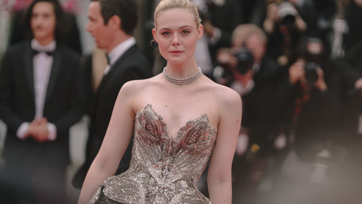 Festival di Cannes 2023, Elle Fanning eterea nell’abito di tulle e cristalli firmato Alexander McQueen