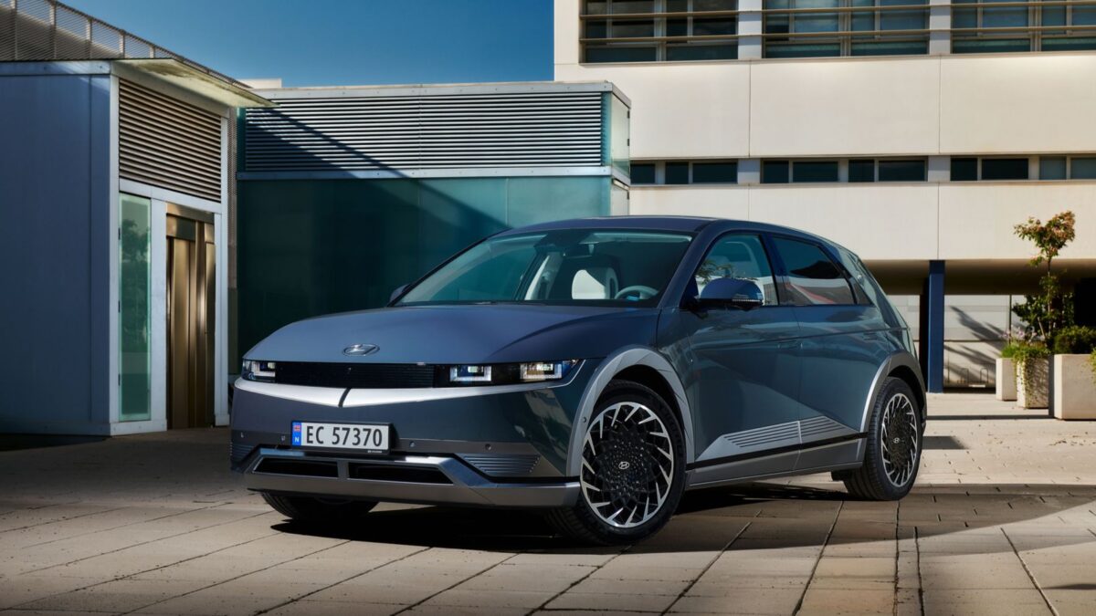 Galleria foto 'Nissan Ariya vs Hyundai Ioniq 5, la Sfida dei Crossover EV!' - foto 1