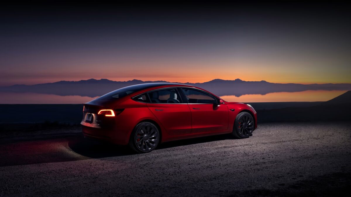 Galleria foto 'Tesla Model 3 vs Toyota Corolla, la Sfida tra le Berline più vendute!' - foto 2