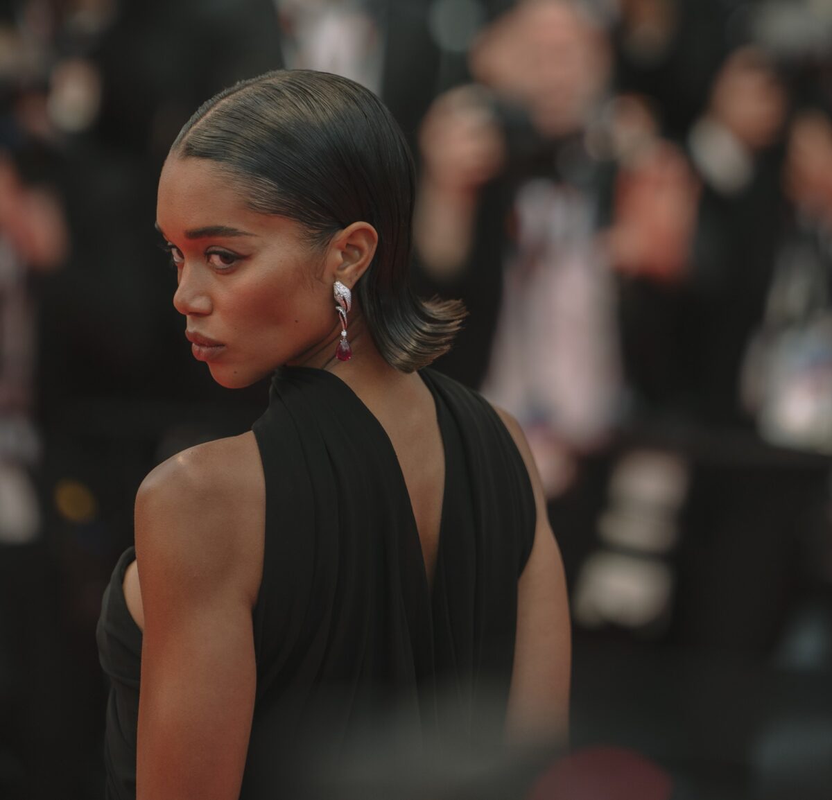Galleria foto 'Laura Harrier, sensualissima sul Red Carpet di Cannes: la scollatura è mozzafiato!' - foto 1