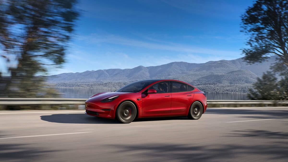 Galleria foto 'Tesla Model 3 vs Toyota Corolla, la Sfida tra le Berline più vendute!' - foto 4