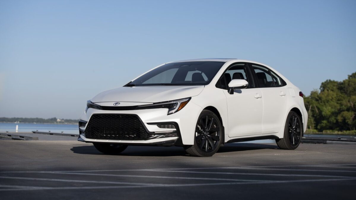 Galleria foto 'Tesla Model 3 vs Toyota Corolla, la Sfida tra le Berline più vendute!' - foto 3