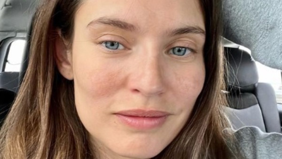 Bianca Balti senza veli sui Social: indossa solo la borsa Bottega Veneta!