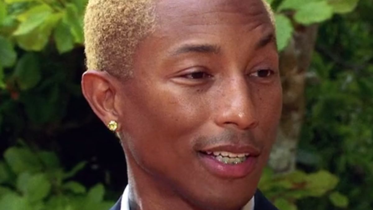 Pharell Williams alle sfilate di Parigi con la borsa di Louis Vuitton a Sei zeri!