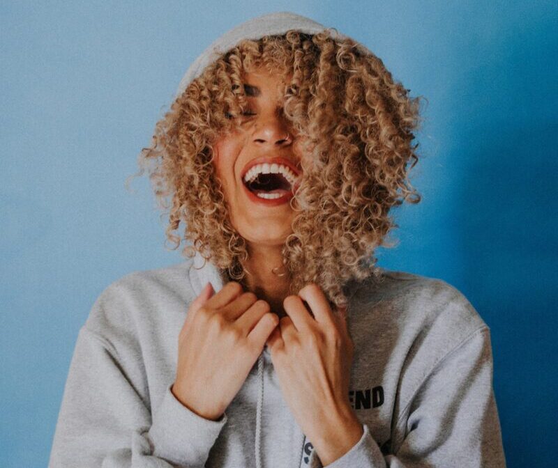 Galleria foto 'Come prendersi cura dei Capelli Ricci d’Estate: 5 consigli imperdibili' - foto 3