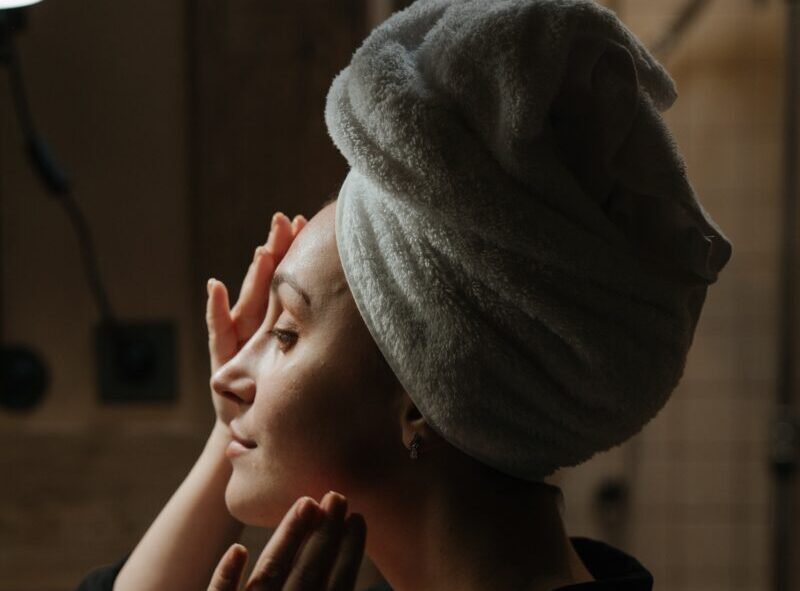 Galleria foto 'Come fare una pulizia del viso efficace: 4 preziosi consigli' - foto 3