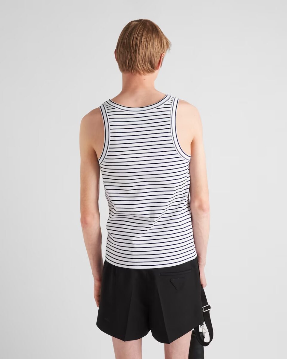 Galleria foto 'Canottiera Uomo, come indossarla: 5 outfit trendy assolutamente da copiare' - foto 2