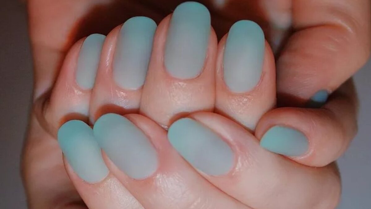 Sea Glass Nails, le Unghie effetto mare che fanno impazzire tutte: 4 manicure da copiare!