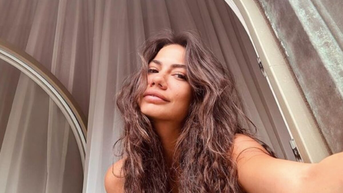 Demet Ozdemir sfoggia la borsa Céline da migliaia di euro! (FOTO)