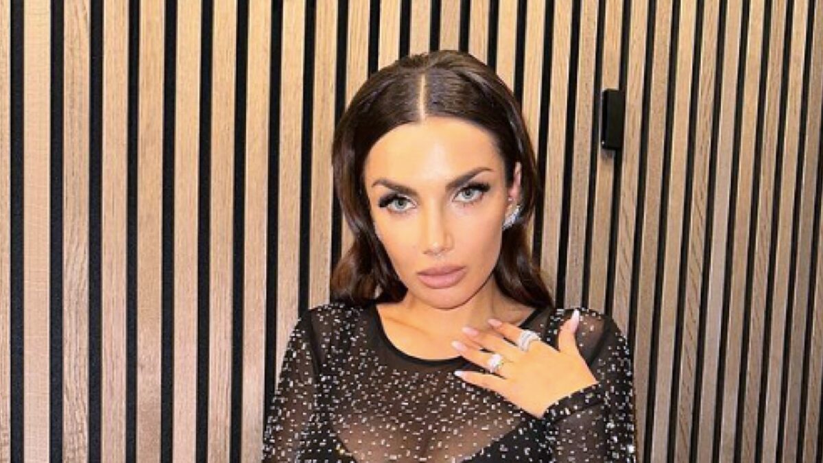 Elettra Lamborghini mostra il Seno… Con Ironia! (FOTO)