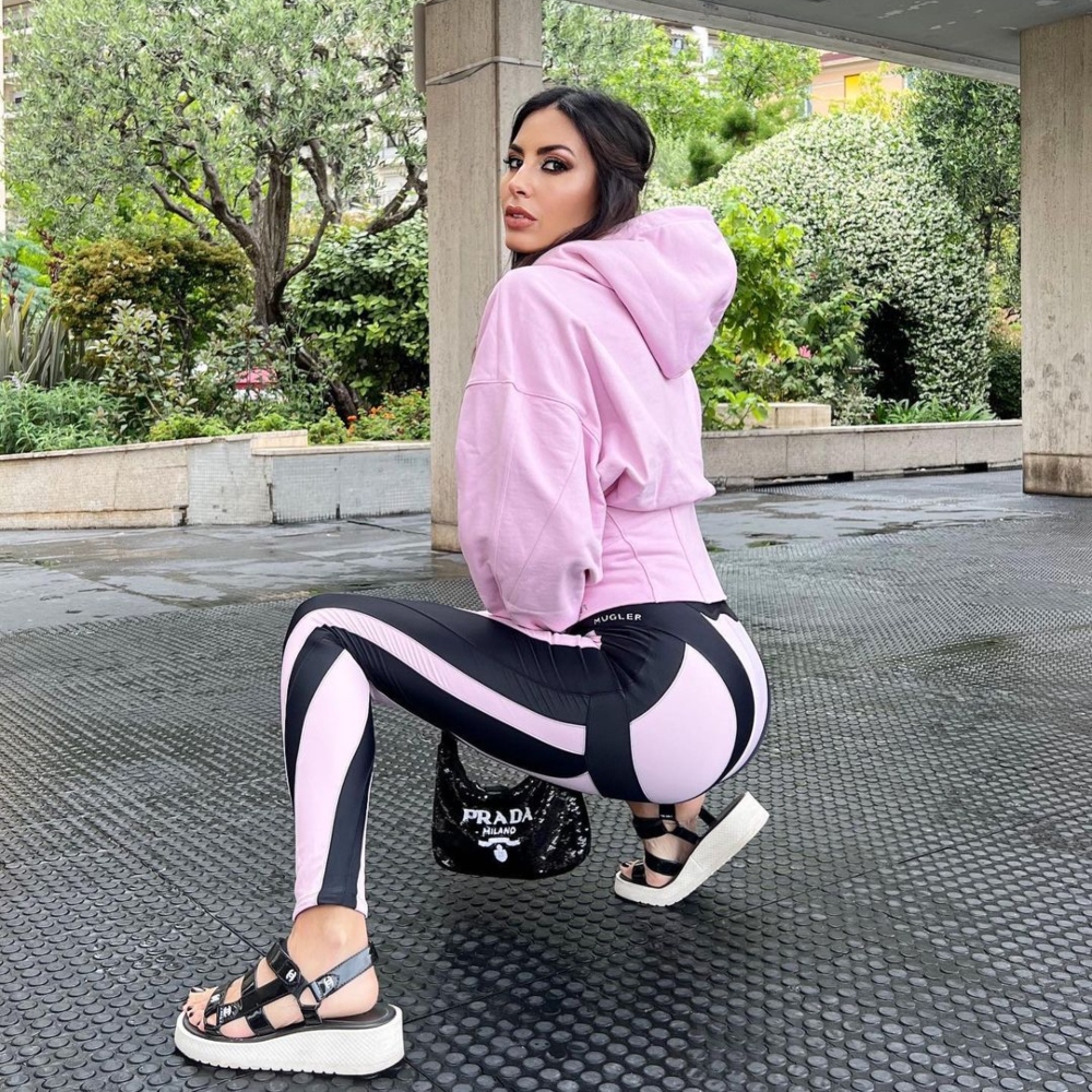 Galleria foto 'Elisabetta Gregoraci, il look comfy chic per il ritorno a Montecarlo costa un occhio della testa' - foto 1