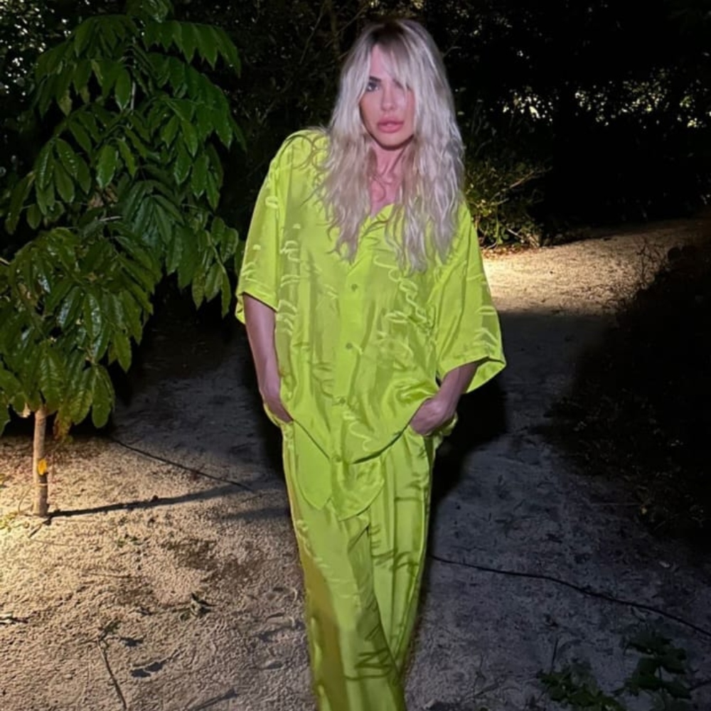 Galleria foto 'Ilary Blasi esce col comodo pigiama fluo…ma è deluxe!' - foto 2