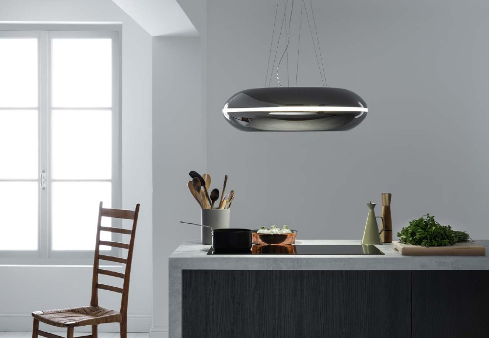 Galleria foto '7 Cappe Lampadario da Cucina belle e funzionali, per un’aspirazione e illuminazione perfetta!' - foto 1