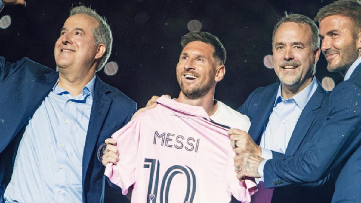 Messi sfoggia l’Orologio Deluxe da mezzo Milione alla presentazione della nuova Squadra! (FOTO)