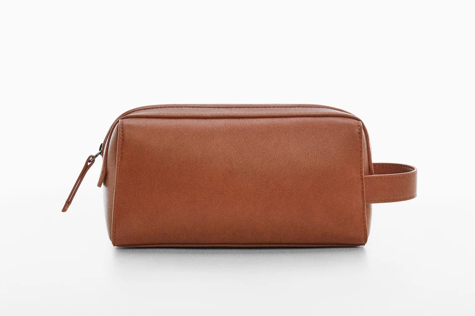 Galleria foto 'Mango Uomo: 8 capi e accessori perfetti per il Mare da acquistare subito in Saldo' - foto 2