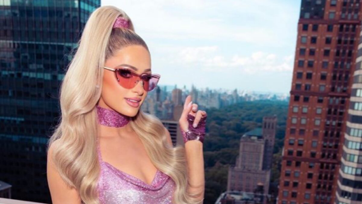 Paris Hilton sceglie il passeggino Dior per il figlio: la maternità è extra lusso!