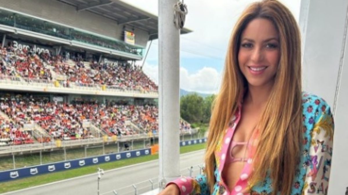 Shakira, la provocazione alle Sfilate di Parigi: l’abito lancia un messaggio chiaro!