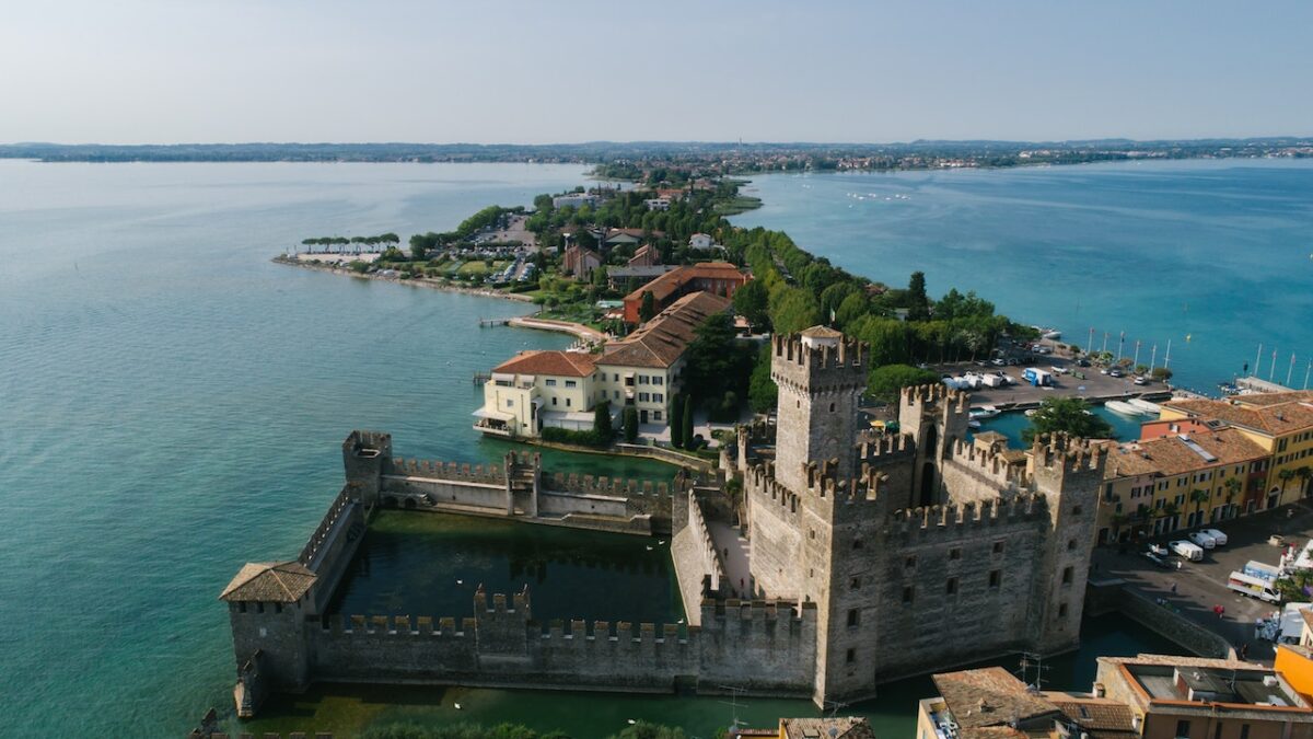 Aperitivo in barca sul lago di Garda: 3 posti da sogno per brindare