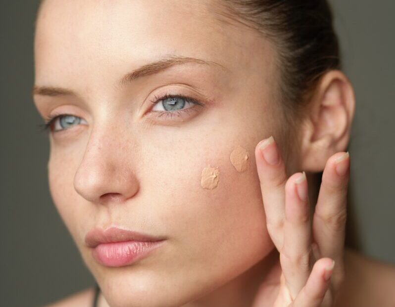 Galleria foto 'Come realizzare un trucco effetto lifting in soli 5 step. Ecco come fare…' - foto 1