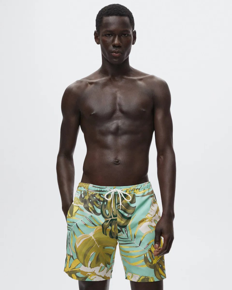 Galleria foto 'Mango Uomo: 8 capi e accessori perfetti per il Mare da acquistare subito in Saldo' - foto 4