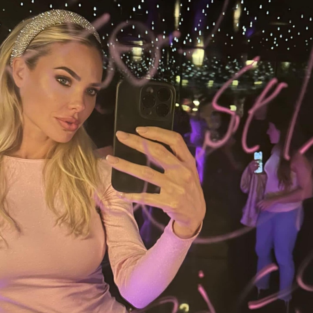 Galleria foto 'Ilary Blasi in vacanza in Brasile tra glamour e divertimento: il suo outfit è vero lusso!' - foto 1