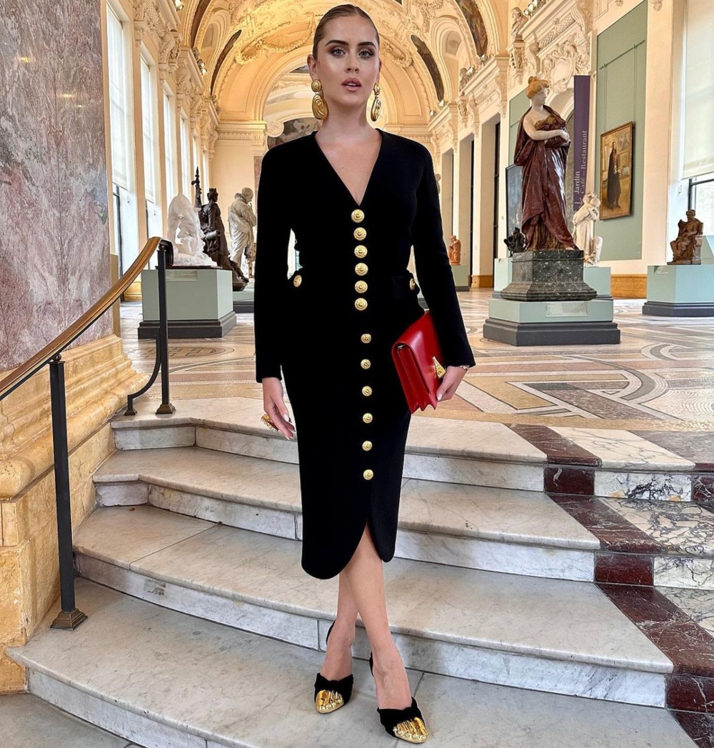 Galleria foto 'Valentina Ferragni, che look per Schiapparelli: con gli accessori di lusso sconvolge Parigi!' - foto 1