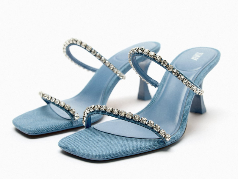 Sandali con tacco in denim con strass, Zara, 39.95 euro