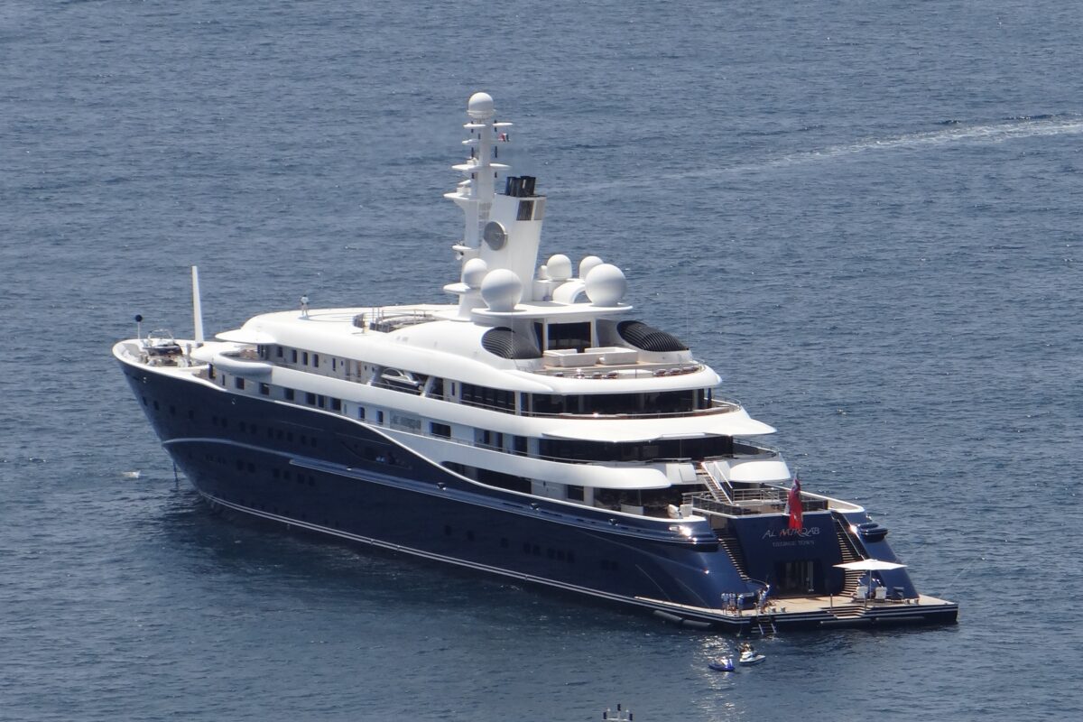 Galleria foto 'Un Mega Yacht da mezzo miliardo di suonanti Dollari in Puglia. Il Proprietario lo conoscete tutti…' - foto 1