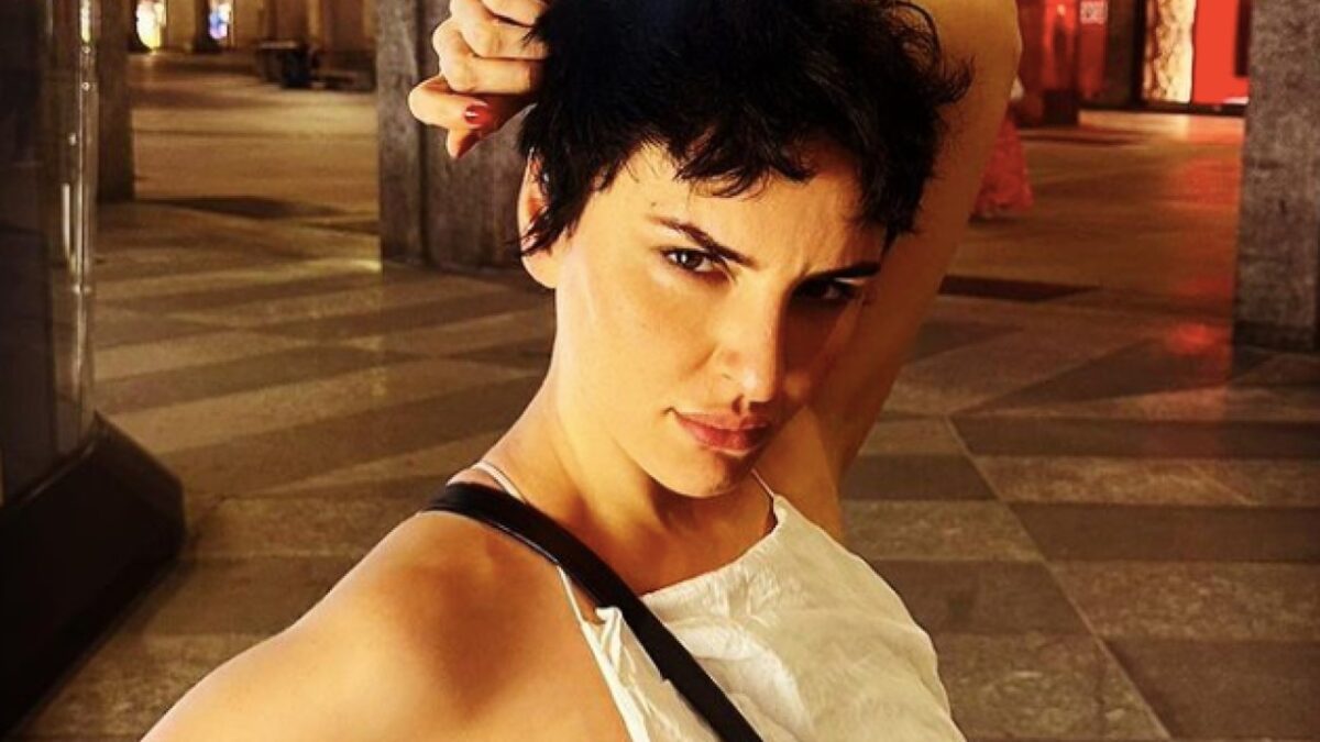 Arisa torna a sorridere dopo il pubblico Crollo emotivo: con il corpo in bella mostra, si gode la Sicilia
