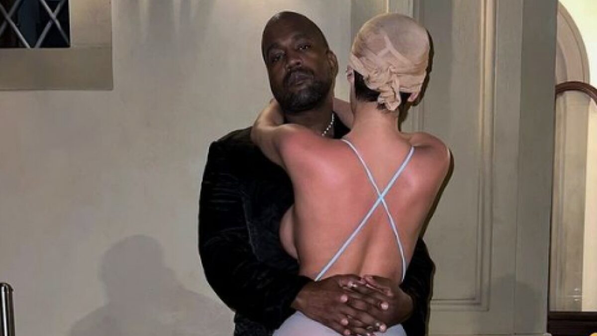 Bianca Censori rischia la Multa a Firenze, la moglie di Kanye West dà scandalo