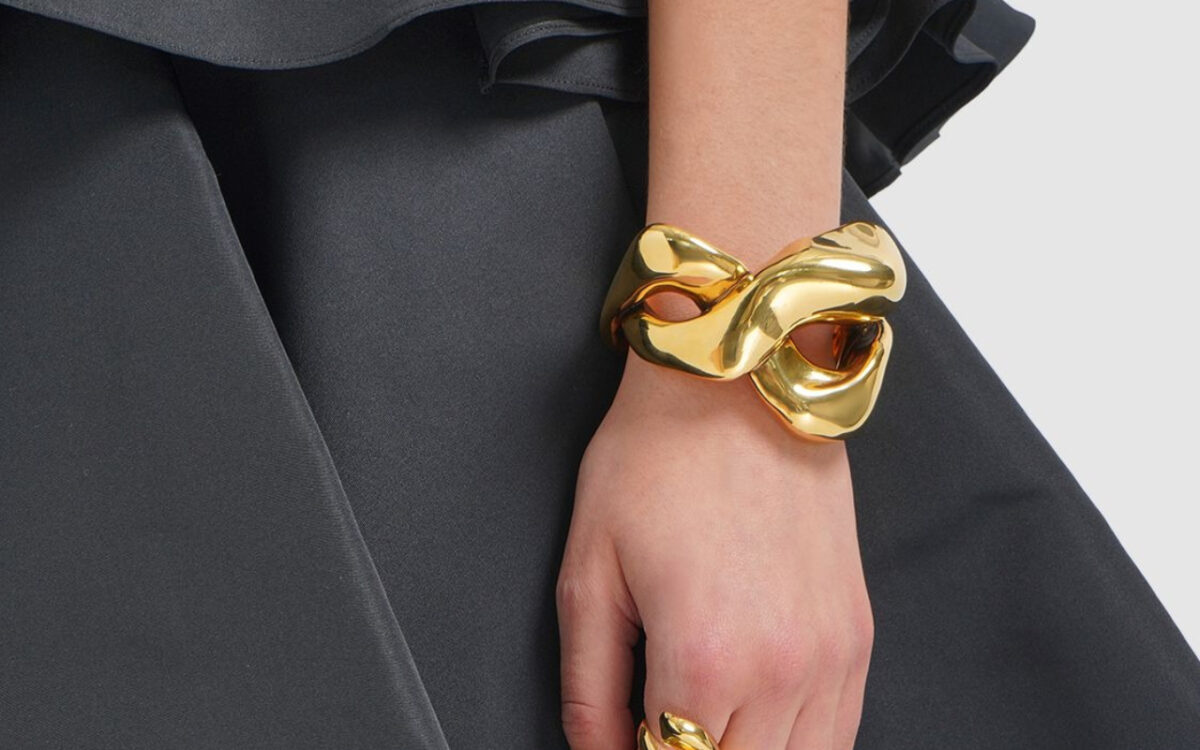 Questi 6 bracciali rigidi color oro sono un must have da non perdere!