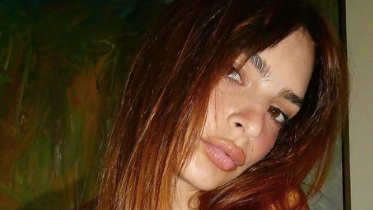 Emily Ratajkowski si tinge i capelli di Rosso e sfoggia un Bikini peccaminoso