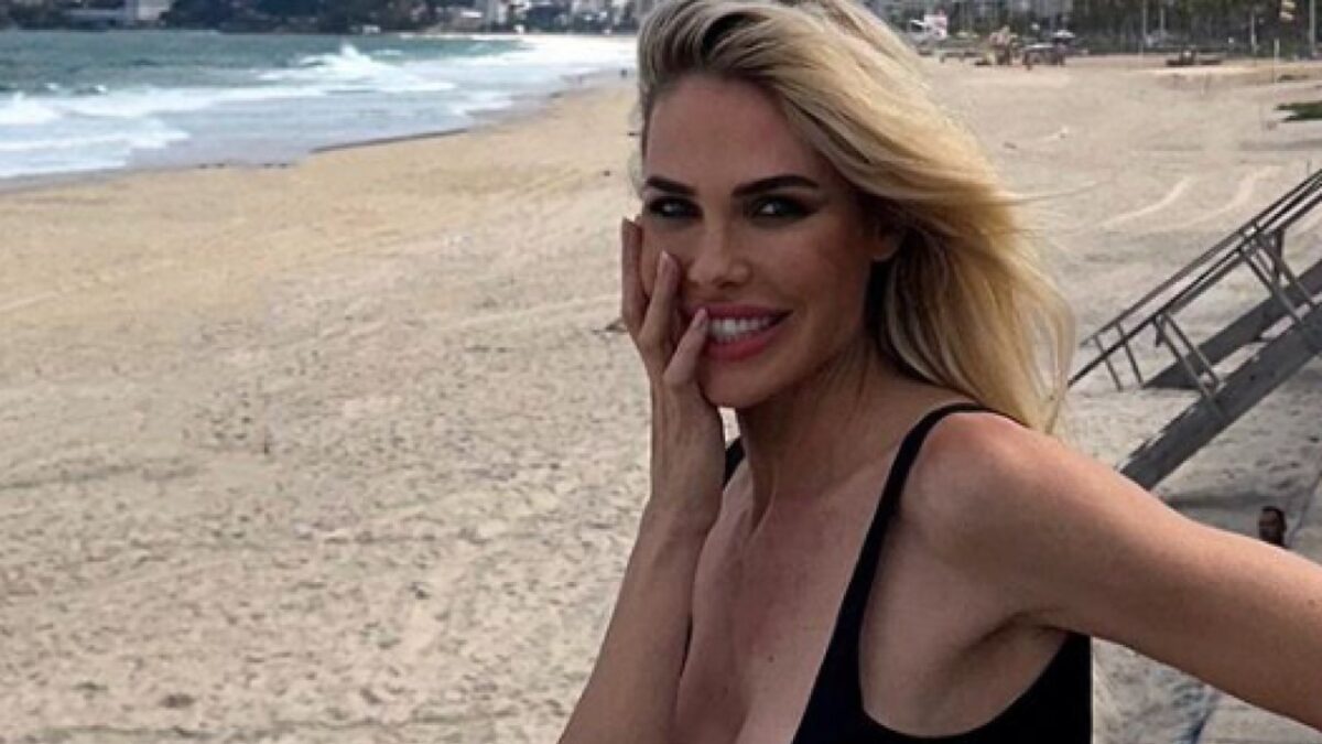 Ilary Blasi, con i griffatissimi occhiali Balenciaga, in vacanza con il cugino di Totti!