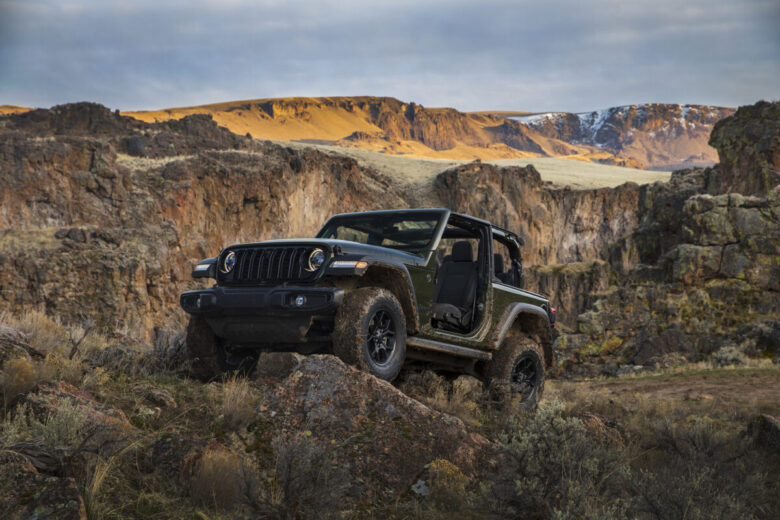 Jeep Wrangler vs Suzuki Jimny motori