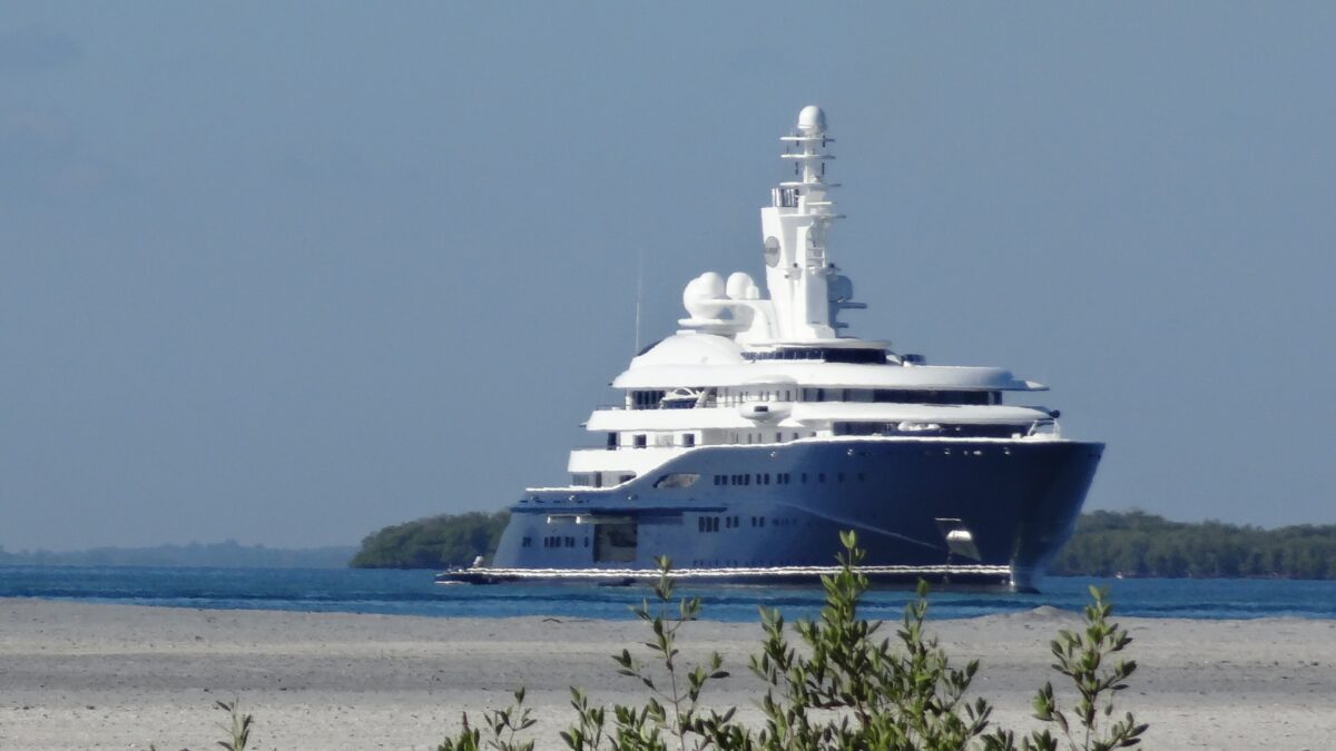 Un Mega Yacht da mezzo miliardo di suonanti Dollari in Puglia. Il Proprietario lo conoscete tutti…