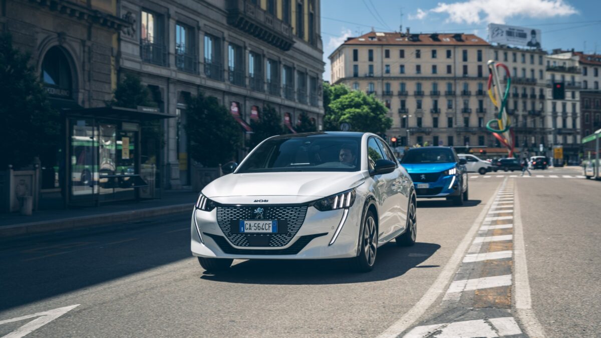 Galleria foto 'Opel Corsa vs Peugeot 208, la Sfida delle Utilitarie Stellantis!' - foto 5