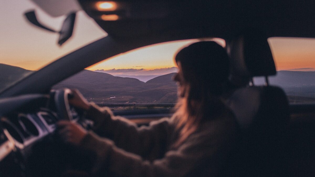 Viaggiare con i finestrini aperti consuma più dell’aria condizionata. Ecco perché…