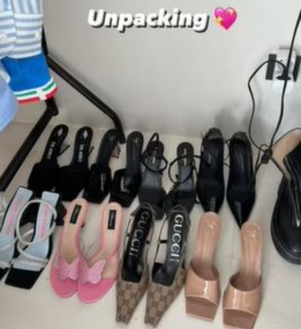Galleria foto 'Chiara Ferragni, Scarpe e Ciabatte griffatissime per il viaggio a Ibiza. Ecco quanto vale la sua Valigia…' - foto 2