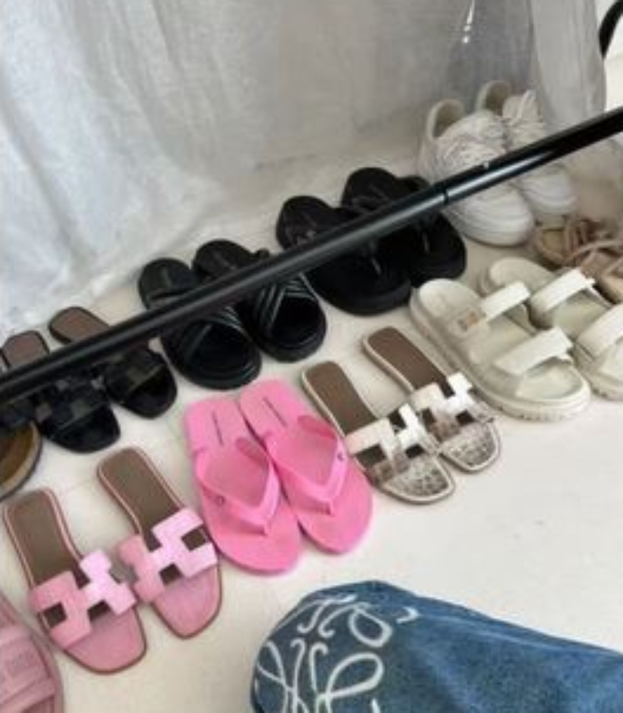 Galleria foto 'Chiara Ferragni, Scarpe e Ciabatte griffatissime per il viaggio a Ibiza. Ecco quanto vale la sua Valigia…' - foto 1