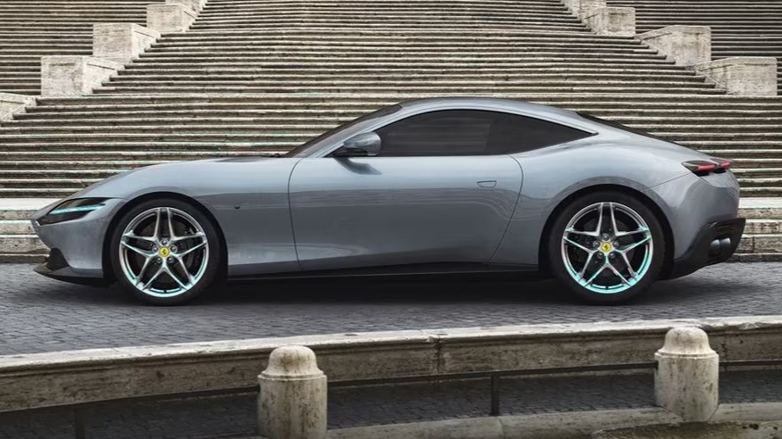 Galleria foto 'Aston Martin DB12 vs Ferrari Roma, la Sfida delle Granturismo Deluxe!' - foto 1