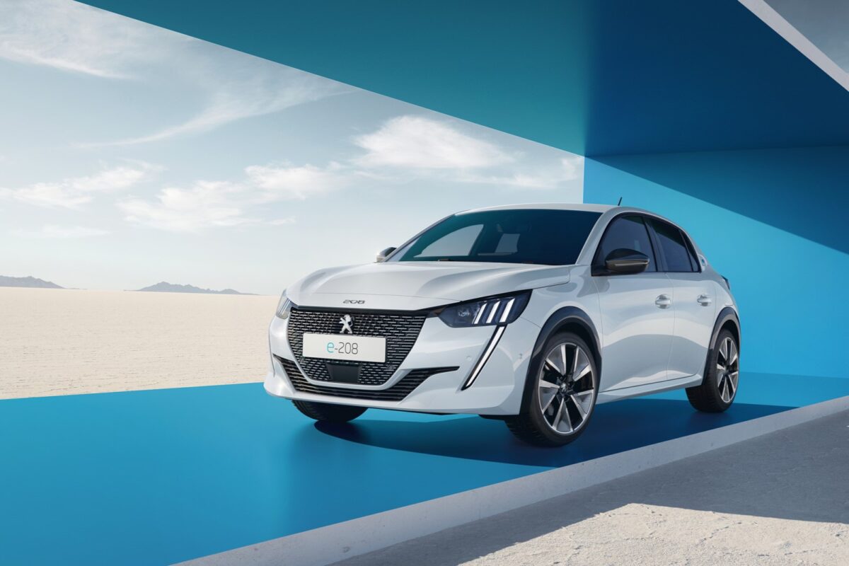 Galleria foto 'Opel Corsa vs Peugeot 208, la Sfida delle Utilitarie Stellantis!' - foto 3