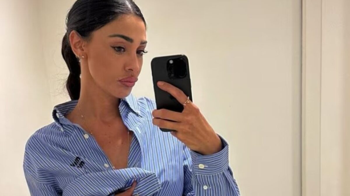 Belen Rodriguez, il look Preppy per una ripartenza “FELIZ” in grande Stile!