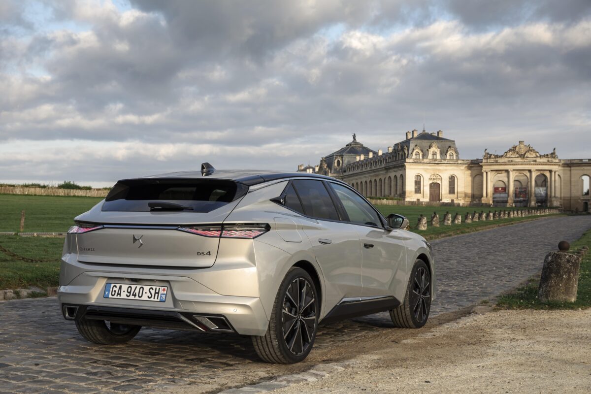 Galleria foto 'DS 4 vs Peugeot 408, Sfida tra Coupé a ruote alte!' - foto 2