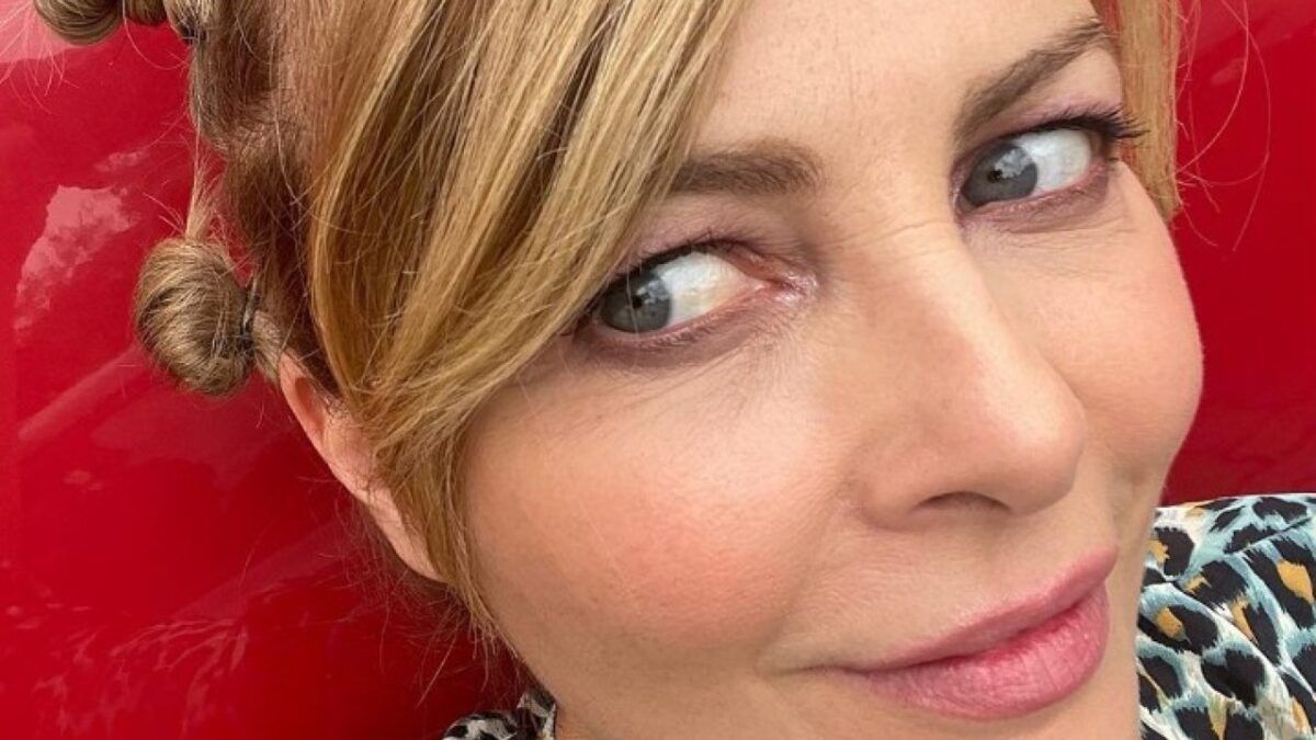 Violante Placido come Marilyn Monroe a Venezia 80: in posa per i fotografi è raffinata e sensuale