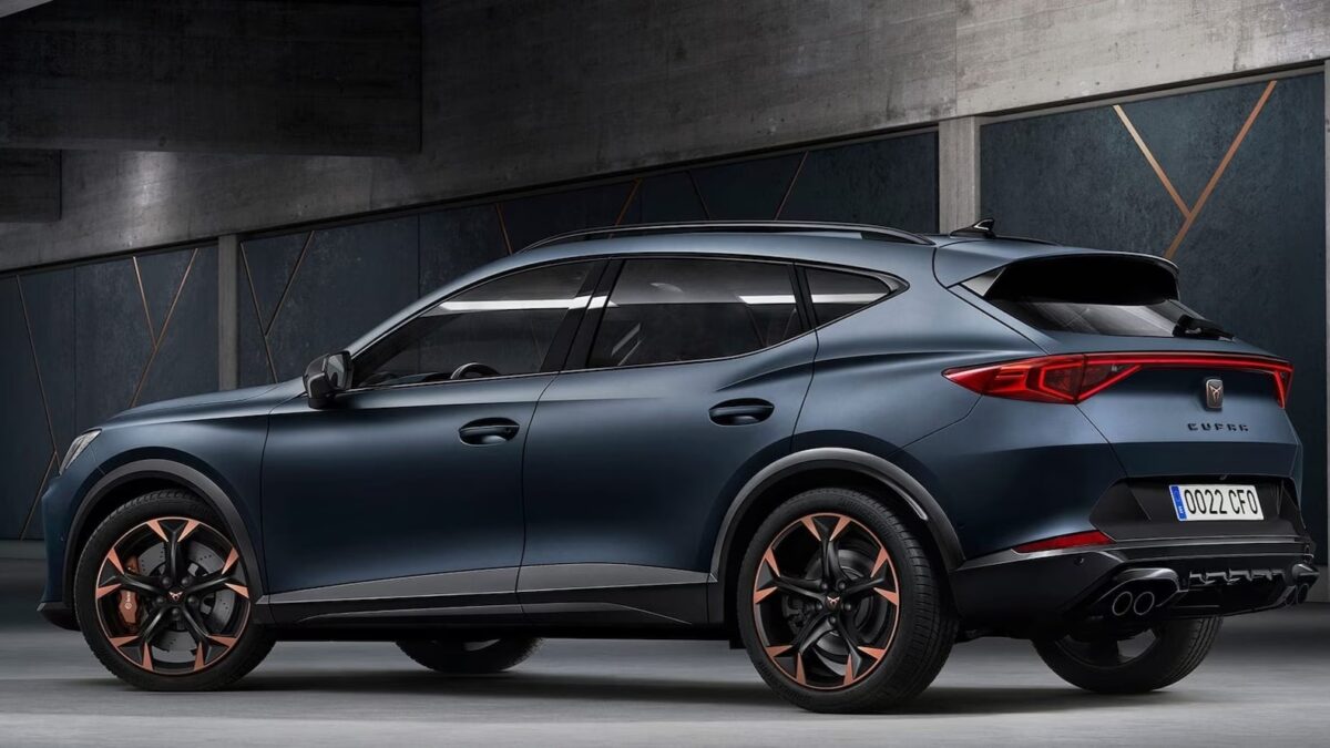 Galleria foto 'Alfa Romeo Tonale vs Cupra Formentor, Sfida tra SUV rivali!' - foto 1